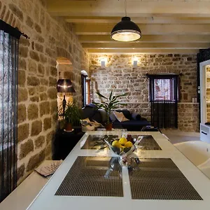 https://apartments-capo.hotels-in-trogir.com