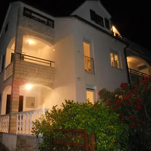 https://apartments-yvonne.hotels-in-trogir.com