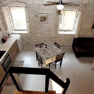 https://apartment-tragurium.hotels-in-trogir.com